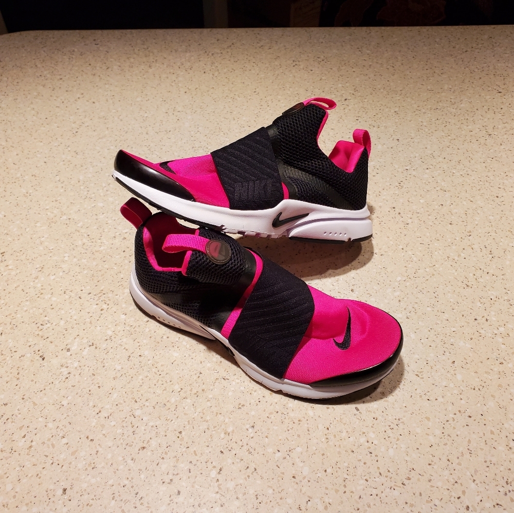 Nike Pink and Black Shoes - Picture 2 of 16